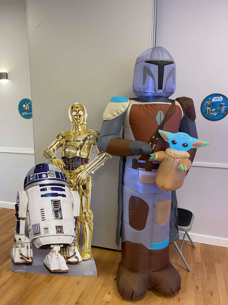 Star Wars decorations: a Mandalorian inflatable with C-3PO and R2-D2 figures